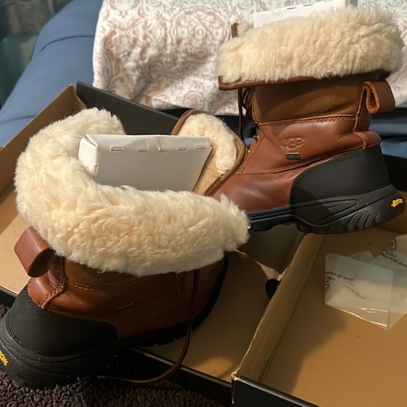 Ugg Event fabrics waterproof Boot with fuzz inside! Original box - Picture 7 of 10